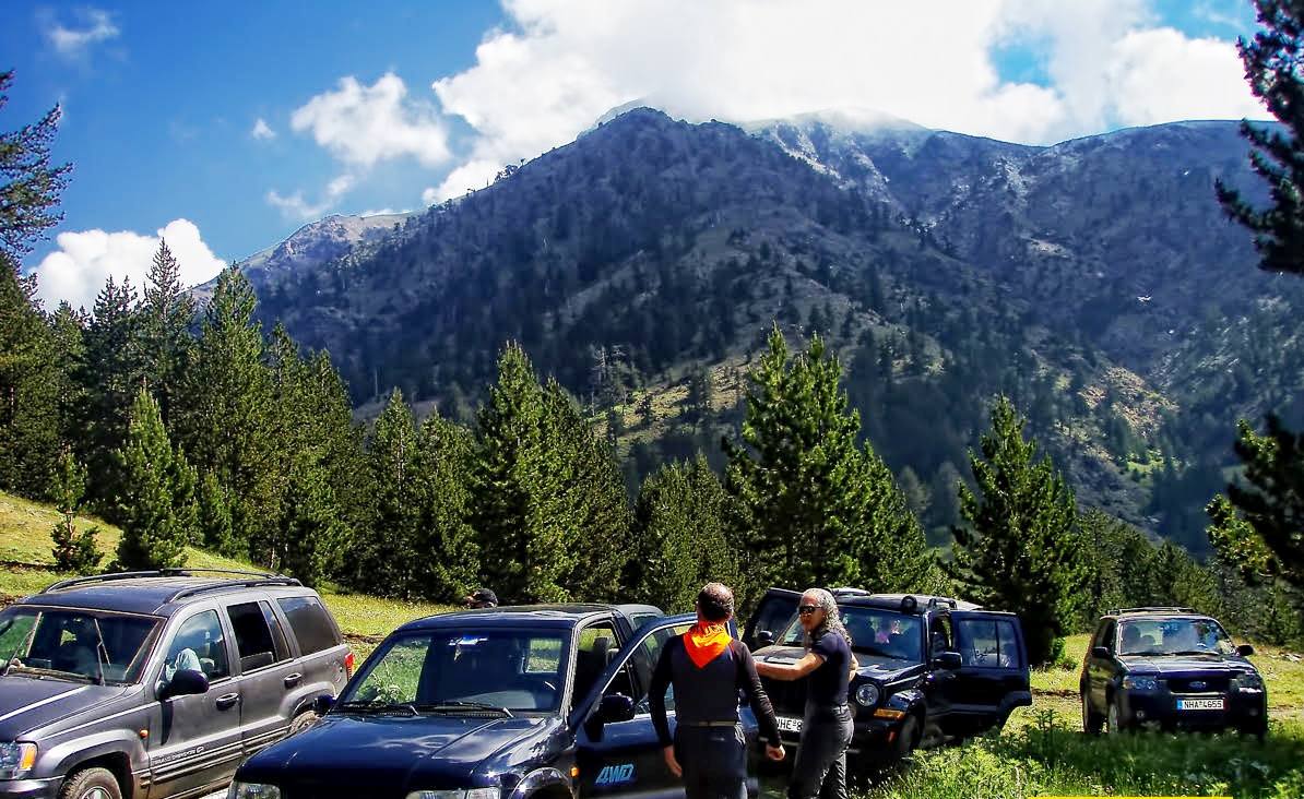 4x4 με θέα το δάσος και το βουνό/4x4 with a view to the mountains and the forest