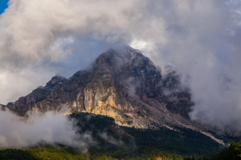 Βουνό με ομίχλη/Misty mountain